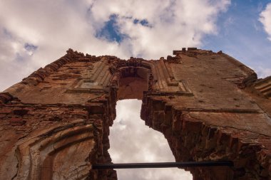 Bulutlu havada alçı yağmuruna tutulmuş kırmızı tuğladan yapılmış eski bir kilisenin yıkılmış duvarı. Rusya, Smolensk bölgesi, 1753.