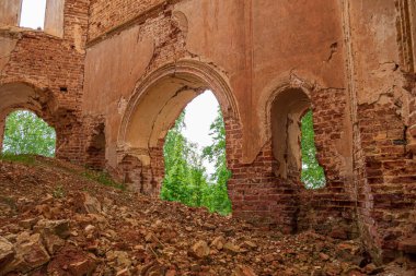 Kırmızı tuğladan yapılmış harap olmuş eski bir kilisede bir kemer. İçeriden bak. Rusya, Smolensk bölgesi, 1753.