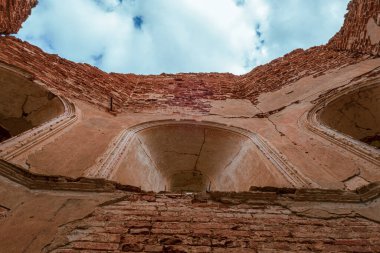 Bulutlu bir gökyüzünün altından, terk edilmiş eski bir kilisenin içinden bir manzara. Pencereli kırmızı tuğlalı bir duvar. Smolensk bölgesi, 1753.