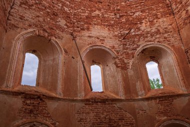Üç pencereli kırmızı tuğla duvar. Eski harabe bir kilise. İçeriden. Smolensk bölgesi, 1753.