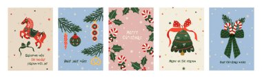 Yılbaşı halk sanatları kartı seti. At, Noel ağacı, hediyeler ve süslemelerle dolu kış Xmas posterleri. Tebrik kartı tasarım şablonu. Vektör düz resimleme