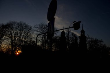 Manzara. Ağaçların ve şehrin arka planında gün batımı. Arkaplan.