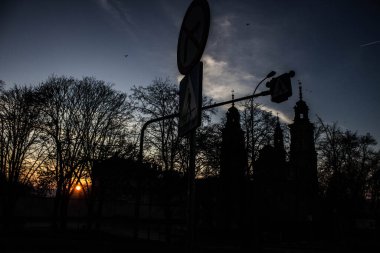 Manzara. Ağaçların ve şehrin arka planında gün batımı. Arkaplan.