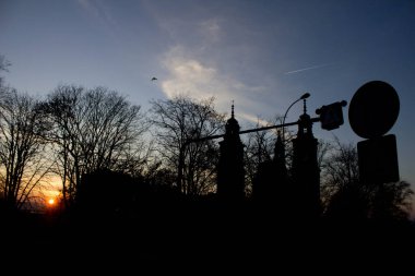 Manzara. Ağaçların ve şehrin arka planında gün batımı. Arkaplan.