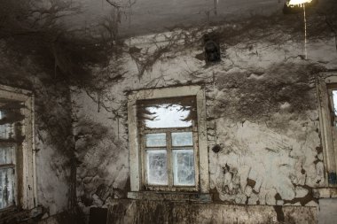 Çok eski bir ev. İnternette terk edilmiş bir ev. Eski model. Eski bir evin pencereleri. Bir sürü örümcek ağı. Arkaplan.