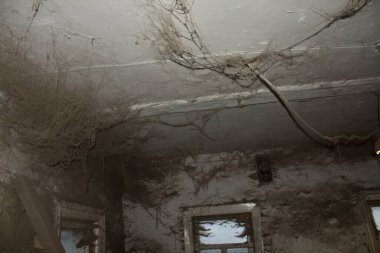 Çok eski bir ev. İnternette terk edilmiş bir ev. Eski model. Eski bir evin pencereleri. Bir sürü örümcek ağı. Arkaplan.