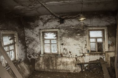 Çok eski bir ev. İnternette terk edilmiş bir ev. Arkaplan.