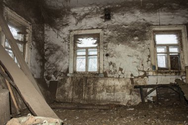 Çok eski bir ev. İnternette terk edilmiş bir ev. Arkaplan.