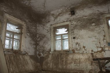 Çok eski bir ev. İnternette terk edilmiş bir ev. Arkaplan.