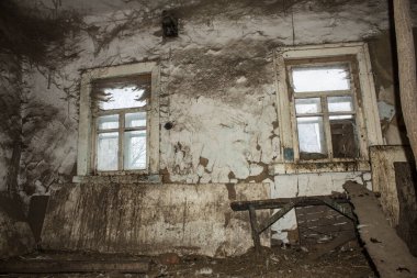 Çok eski bir ev. İnternette terk edilmiş bir ev. Arkaplan.