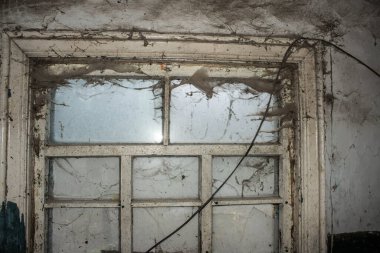 Çok eski bir ev. İnternette terk edilmiş bir ev. Arkaplan.