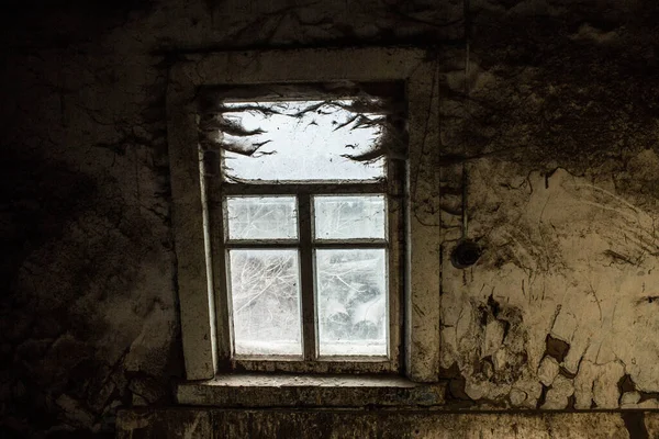 Çok eski bir ev. İnternette terk edilmiş bir ev. Eski model. Eski bir evin pencereleri. Bir sürü örümcek ağı. Arkaplan.