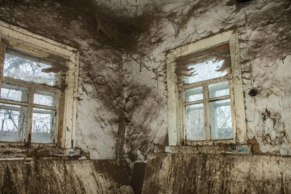 Çok eski bir ev. İnternette terk edilmiş bir ev. Arkaplan.