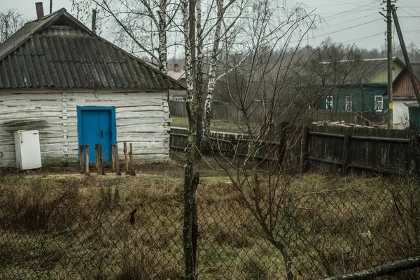 Çok eski bir ev. Terk edilmiş bir ev, eski bir avlu. Eski model. Eski bir evin pencereleri. Tavuklu eski bahçe. Arkaplan.