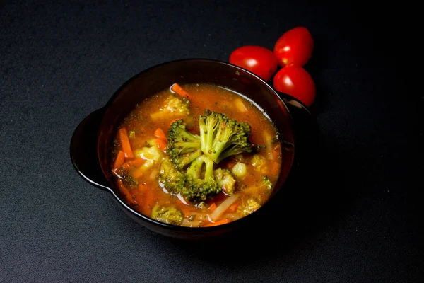 把汤放在黑色底盘上 西兰花汤美味的食物 — 图库照片