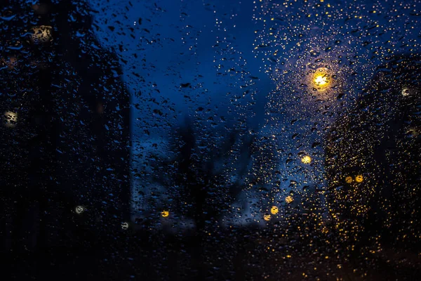 Uitzicht Vanuit Het Autoraam Door Regen Avond Achtergrond Rechtenvrije Stockfoto's