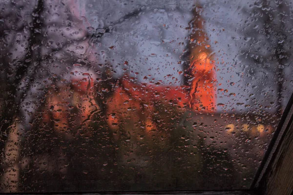 雨の中の窓からの眺め 濡れたガラスを通して教会 雨の中で美しい風景 テクスチャ — ストック写真