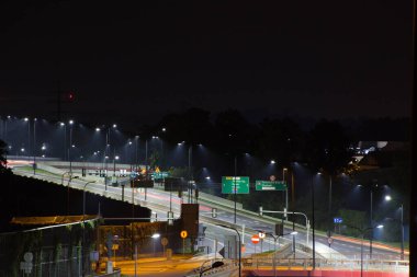 Gece yolu, otoban. Geceleri avtomagestral. Geceleri otobanın güzel manzarası..