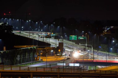 Gece yolu, otoban. Geceleri avtomagestral. Geceleri otobanın güzel manzarası..