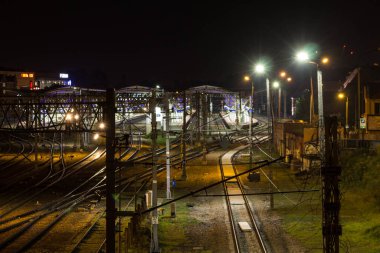 Gece demiryolu. Gece istasyonu. Demiryolu manzarası güzel. Arkaplan.