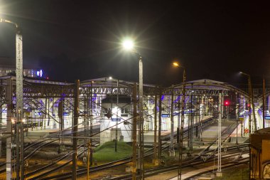 Gece demiryolu. Gece istasyonu. Demiryolu manzarası güzel. Arkaplan.