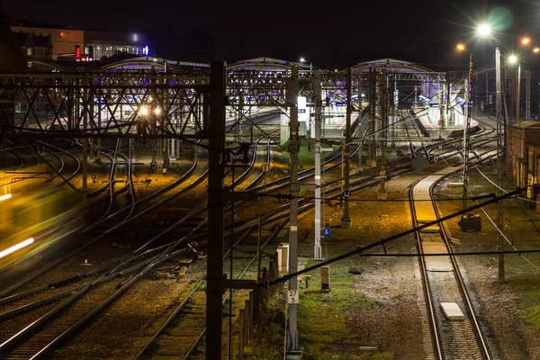 Gece demiryolu. Gece istasyonu. Demiryolu manzarası güzel. Arkaplan.
