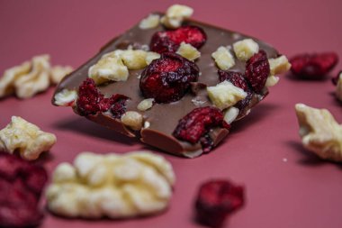 Kare şeklinde, dondurulmuş meyveli çikolata: kiraz; ceviz:.