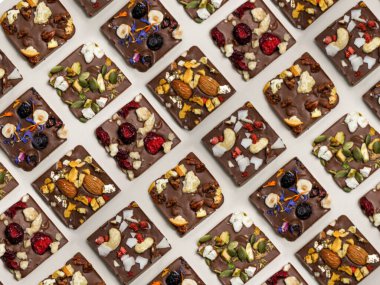 Çilek, ahududu, kiraz, şeftali, mango, ceviz: ceviz, fındık, fındık, fındık, fıstık, şam fıstığı ve balkabağı çekirdeği. Üst görünüm.