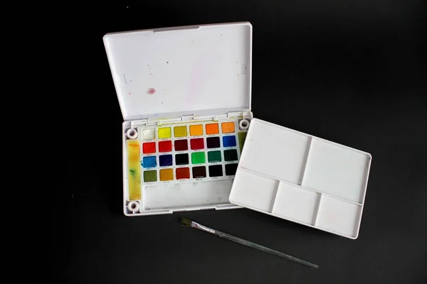 Caixa Paletes Tintas Aquarela Coloridas Abertas Isolado Fundo Preto — Fotografia de Stock