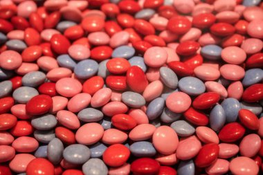 Bir demet renkli çikolata şekeri.