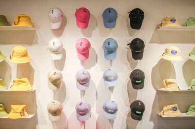 Renkli şapkalar, duvarda şapkalar 