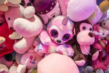 Bir sürü pembe oyuncak.