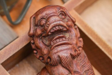 Doğu ejderhasının tahta heykelciği.