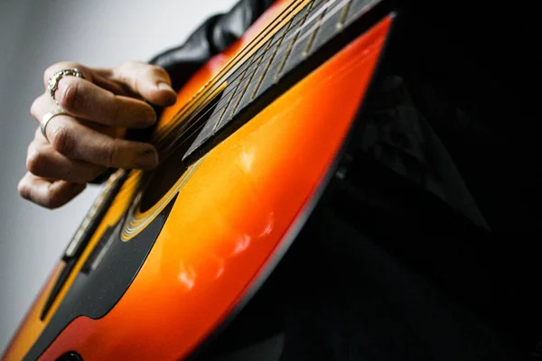 Tocando Guitarra Acústica — Fotografia de Stock