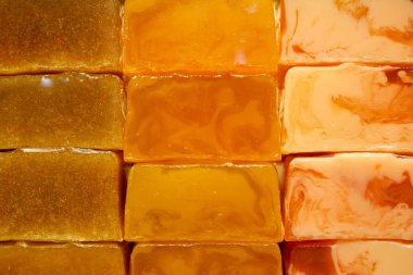 El yapımı organik turuncu sabun parçaları. 