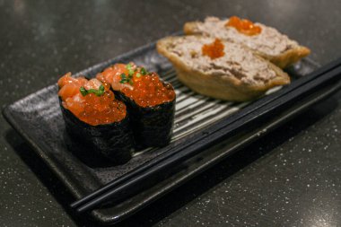 Ton balığı ve somon suşisi. Yakın çekim.