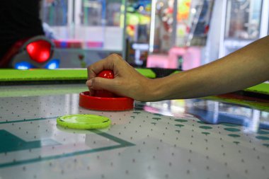 Elinizi kapayın ve hokey oynayın