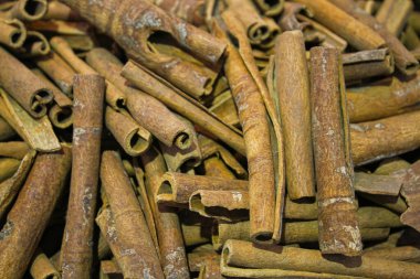 Tam ekran ile kaplı tarçın çubuklarını kapat