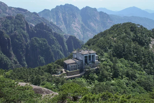 山の上に光の建物 高角度表示 — ストック写真