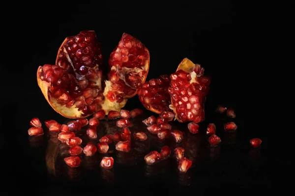 Ready Eat Pomegranate Black Background Reflection Glass — Stock Photo, Image