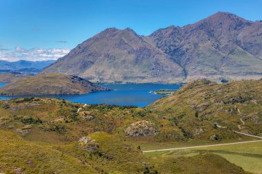 Wanaka Gölü ve çevresindeki dağ manzarası Glendhu Körfezi yakınlarından, Zew Zealand