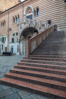 Verona, İtalya, 07.04.2019: Torre dei Lamberti tarihi meydanı ve binasının manzarası, 1172 yılında Lamberti ailesi tarafından inşa edilen en yüksek kuleye giden merdivenler.