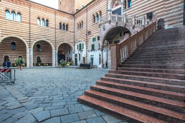 Verona, İtalya, 07.04.2019: Torre dei Lamberti tarihi meydanı ve binasının manzarası, 1172 yılında Lamberti ailesi tarafından inşa edilen en yüksek kuleye giden merdivenler.