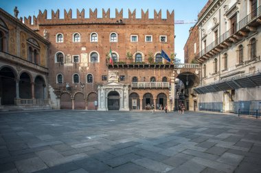 Verona, İtalya, 07.04.2019: Piazza dei Signori ve önemli tarihi binaların manzarası