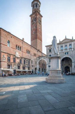 Verona, İtalya, 07.04.2019: Piazza dei Signori manzarası _ önemli binalar _ Dante Alighieri _ Verona 'nın heykeli