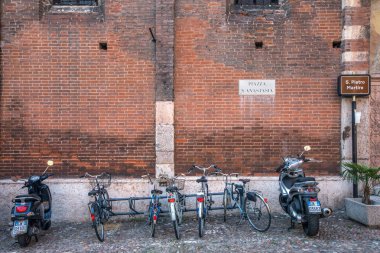 Verona, İtalya, 07.04.2019. Shakespeare 'in Juliet heykelinin Verona' daki avlusundaki görüntüsü - şehre gelen sayısız turist için ikonik bir yer. 