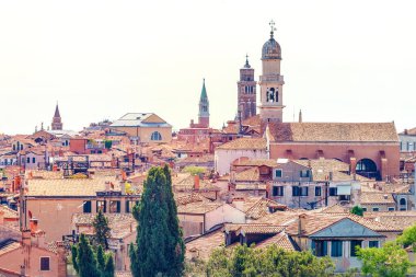 Venedik, İtalya, 07.04.2019: St Andrea caddesinden Venedik yerleşim alanı manzarası