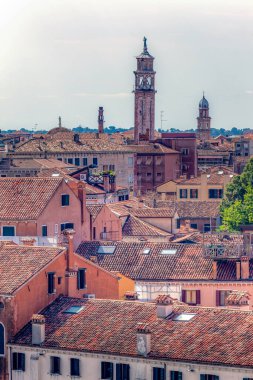 Venedik, İtalya, 07.04.2019: Venedik sokaklarının yaz sabahı sisi manzarası.
