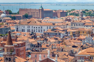 Venedik, İtalya, 07.04.2019: St Mark 's Campanile' den Venedik 'e panoramik manzara
