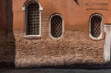 Venedik, İtalya, 07.04.2019 Eski Venedik binasının ön cephesi, yakın görüş